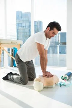 Paramedic practicing resuscitation on dummy Stockfoto's