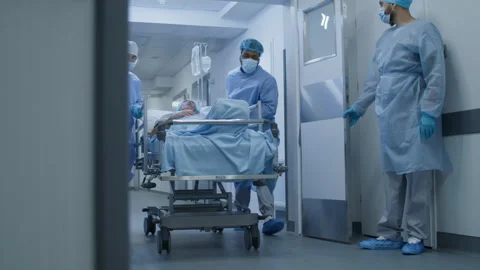 Paramedic quickly open clinic corridor doors Video stock 250291892