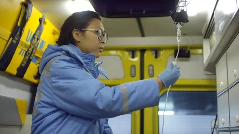 Paramedic Setting Rate of IV Drip in Ambulance 스톡 동영상 123692136