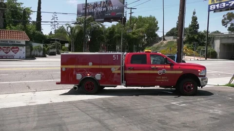 Paramedic unit on scene of emergency call 스톡 동영상 246495402