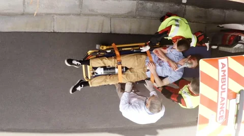 Paramedic using an external defibrillator during cardiopulmonary resuscitation 스톡 동영상 68857435