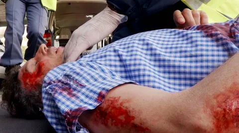 Paramedic using an external defibrillator during cardiopulmonary resuscitation 스톡 동영상 68929584