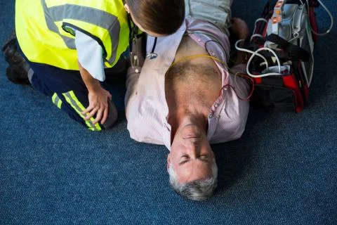 Paramedic using an external defibrillator during cardiopulmonary resuscitatio 스톡 사진