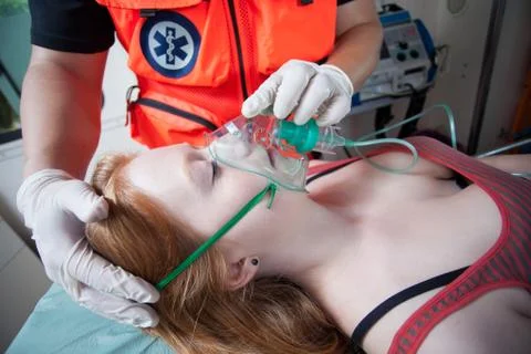 Paramedic using oxygen mask Foto stock
