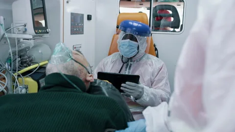 Paramedic using tablet near coronavirus patient 스톡 동영상 167962358