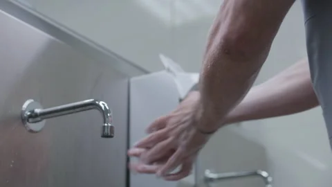 Paramedic washes hands before surgical operation 스톡 동영상 252109829