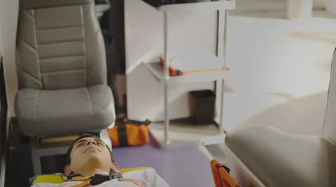 Paramedics entering to ambulance Stock Footage 34653600