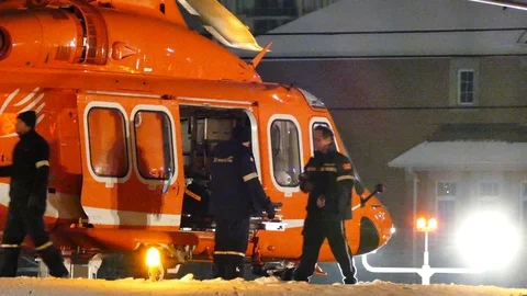 Paramedics inserting equipment inside medevac - 24fps 1080p Stockbeeldmateriaal 91568102