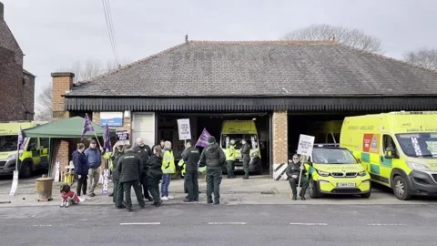 Paramedics join picket lines in Eccles Stockbeeldmateriaal 231135901