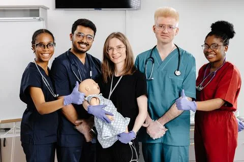 Paramedics practicing cpr on dummy during medical training Foto stock