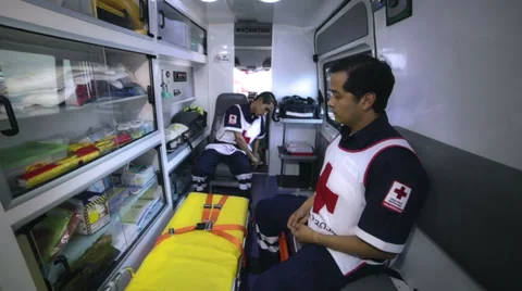 Paramedics setting equipment Stock Footage 39217186