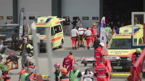 Paramedics training event taking care of acting victims 4K Stockbeeldmateriaal 194502324