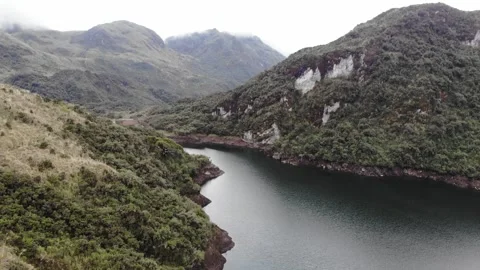 PARAMO Lake - forward DRONE shot (Cayambe Coca Reserve, Ecuador) Vídeo Stock 254291004