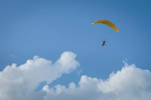 Paramotor flying in blue sky. Stockfoto's