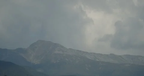 Parangu Mare peak under cloudy sky 4K video Vídeos de archivo 252626870