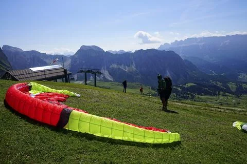 Parapentes prepare to launch 스톡 사진