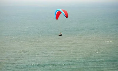 Paraplane flight. Paraplane flight over the sea Stock-Fotos