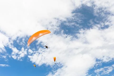 Paraplane flying high up Stock-Fotos