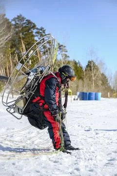 The paraplane pilot leaning back checks the engine thrust before take off Stock-Fotos