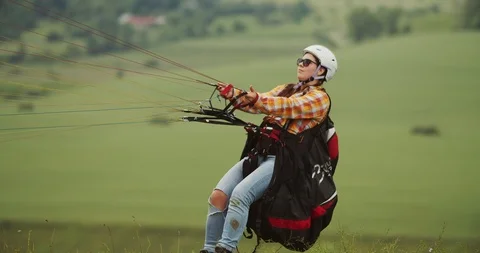 Paraplaning the Landscape 動画素材 116888830