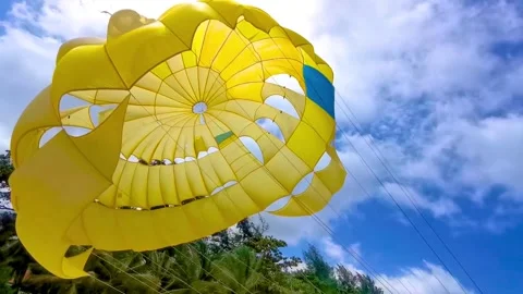 Parasail above tropical beach beneath blue sky and palm trees Karon Phuket .. Stockbeeldmateriaal 346136132