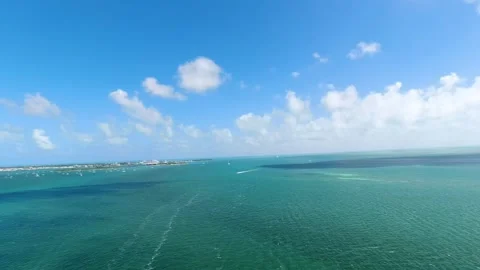 Parasail b roll of sky from 2 people Parasailing with green and blue ocean Stockbeeldmateriaal 205072593