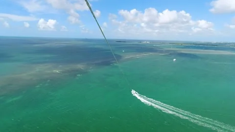 Parasail b roll of sky from 2 people Parasailing with green and blue ocean Stockbeeldmateriaal 205072620