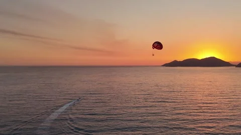 Parasail with Turkish Flag Soaring at Sunset in Oludeniz 4K 動画素材 315406682
