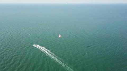 Parasailing activity at sea Stockbeeldmateriaal 139673904