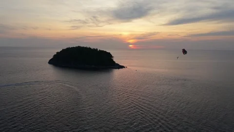Parasailing adventure over ocean with sunset view and island backdrop Vídeos de archivo 342331572