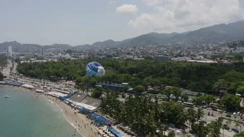 Parasailing on the beach of Acapulco. Playa El Morro (close up) Vídeos de archivo 166830212