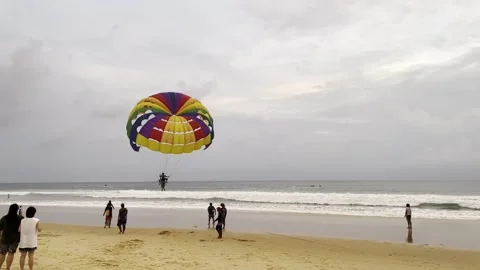 Parasailing on the beach of Phuket. Video stock 312365837