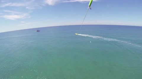 Parasailing. Bird's eye view Vídeos de archivo 40360862