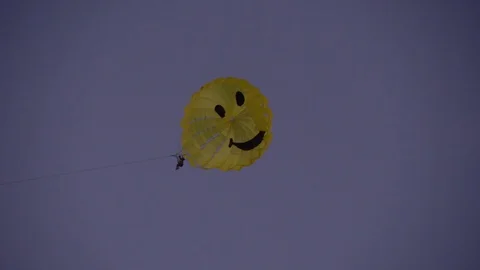 Parasailing in the blue sky during the evening sunset Vídeos de archivo 115946550
