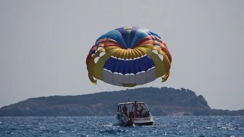 Parasailing from boat in ocean Stockbeeldmateriaal 99320718