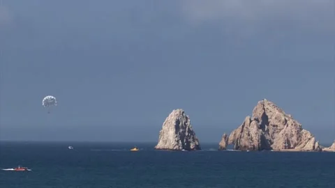 Parasailing in front of the iconic "EL Arco" of Cabo San Lucas, Mexico. Stockbeeldmateriaal 151859315