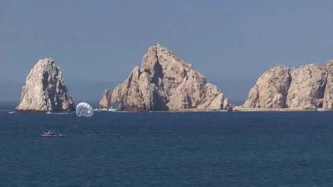 Parasailing in front of the iconic "EL Arco" of Cabo San Lucas, Mexico. Stockbeeldmateriaal 151859349