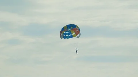 Parasailing high in the blue sky 스톡 동영상 94099259