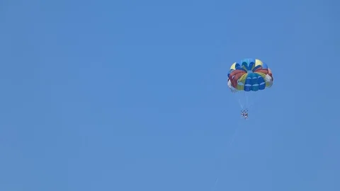 Parasailing high in the blue sky Stock-Footage 94099471