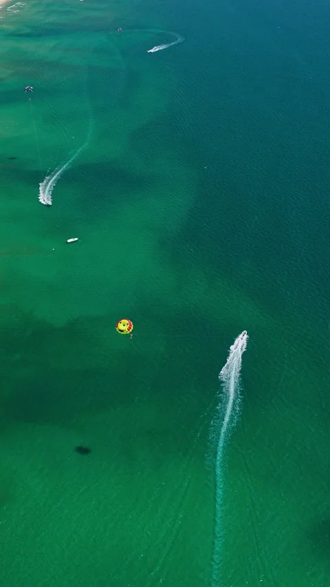 Parasailing at My Khe Beach - Da Nang - Vietnam Vídeos de archivo 340887533