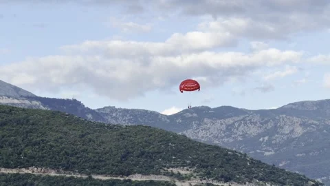 Parasailing Over Budva Mountains 스톡 동영상 335412232