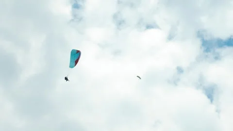 Parasailing over clear clouds. Video stock 252227475