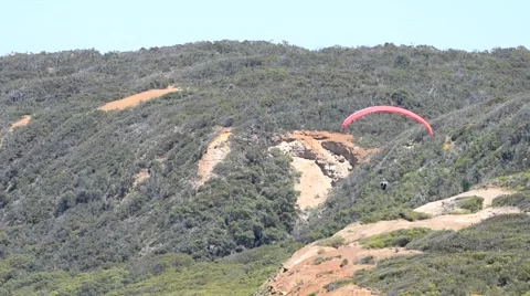 Parasailing over Great Ocean Road Stockbeeldmateriaal 61815772