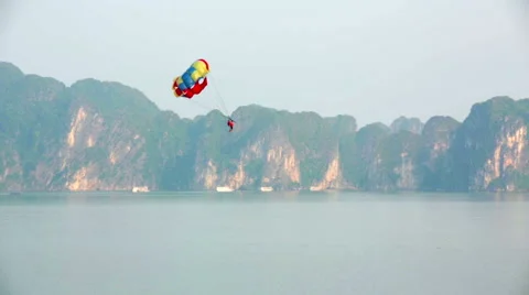 Parasailing over limestone mountain islands, Halong Bay, Vietnam Vídeo Stock 40434713