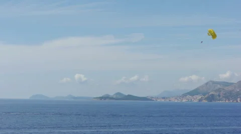 Parasailing over the ocean with dubrovnic in the background Vídeo Stock 43649897