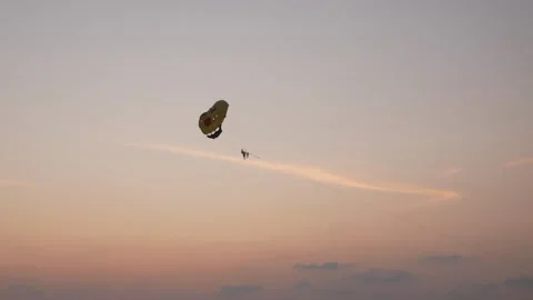 Parasailing over sunset beautiful vanilla sky with some puffy cloud and bea.. Stock-Footage 248961177