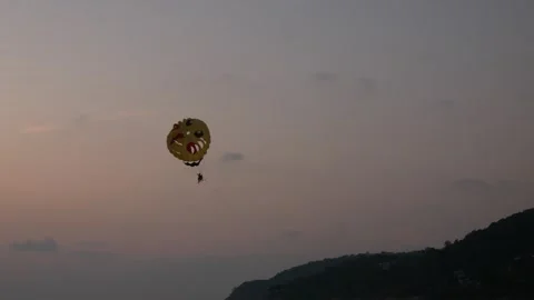 Parasailing over sunset beautiful vanilla sky with some puffy cloud and bea.. Stock-Footage 255433256