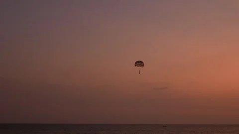 Parasailing over sunset beautiful vanilla sky with some puffy cloud and bea.. Stockbeeldmateriaal 312168329