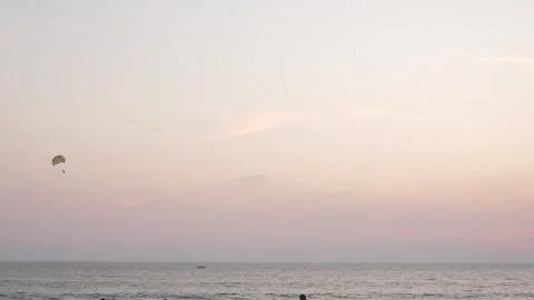 Parasailing over sunset beautiful vanilla sky with some puffy cloud and bea.. Vídeos de archivo 324706558