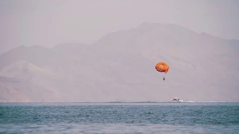 Parasailing, Parasailing Behind a Boat Stockbeeldmateriaal 71170105